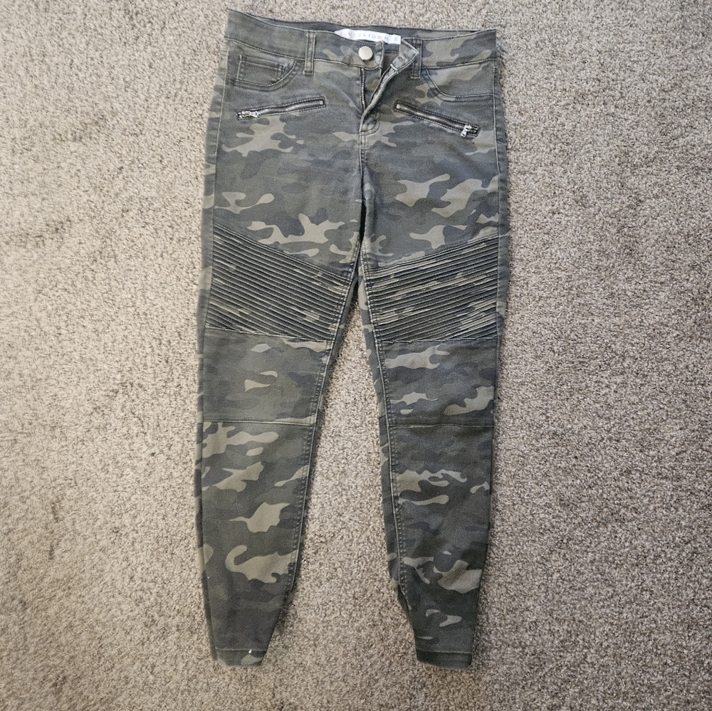Tinseltown Camo Skinny Pants in Green and Gray
